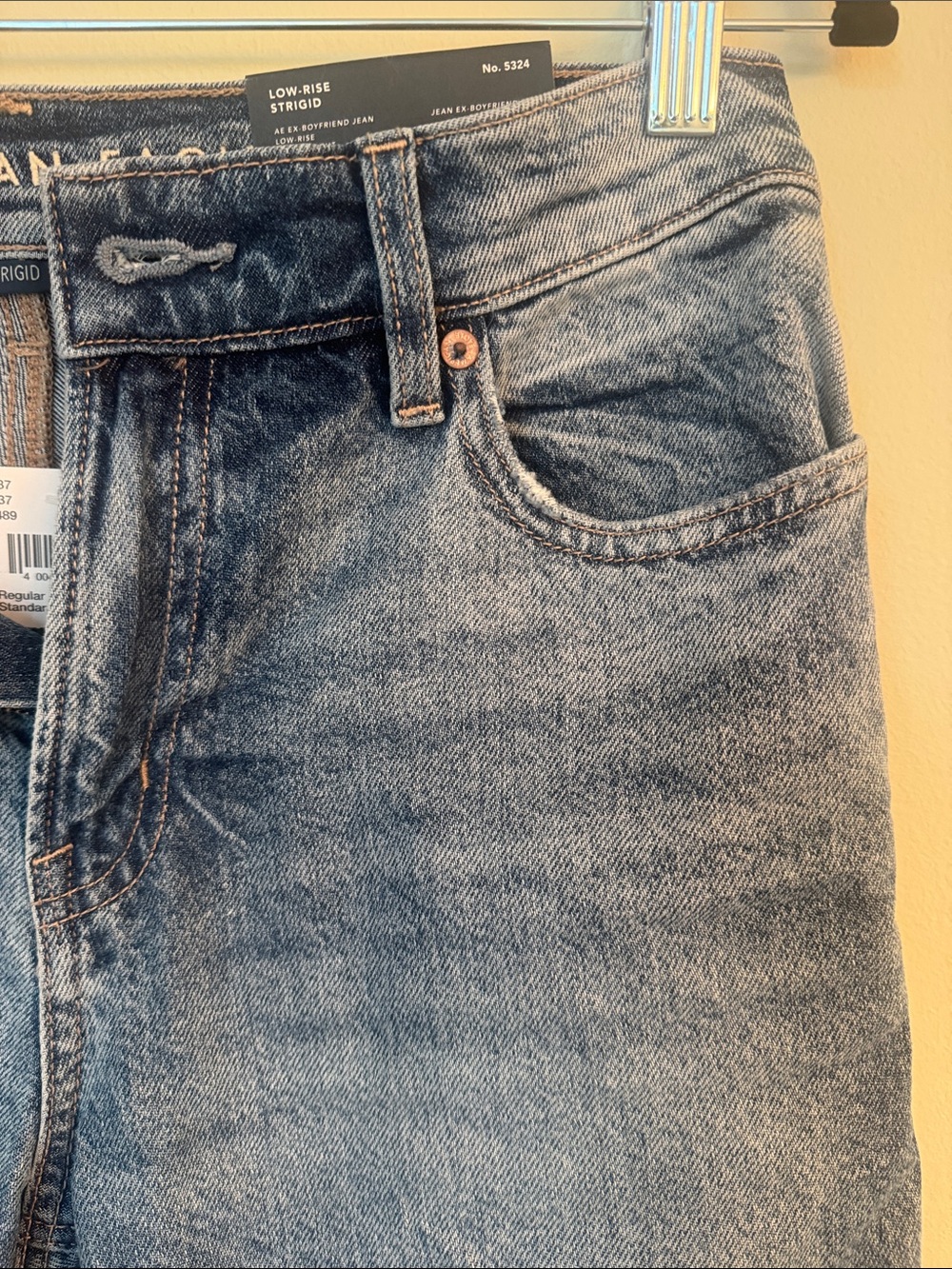 American Eagle Outfitters Women's Low rise Boyfriend Jeans - Fresh Bright Wash - Picture 5 of 6